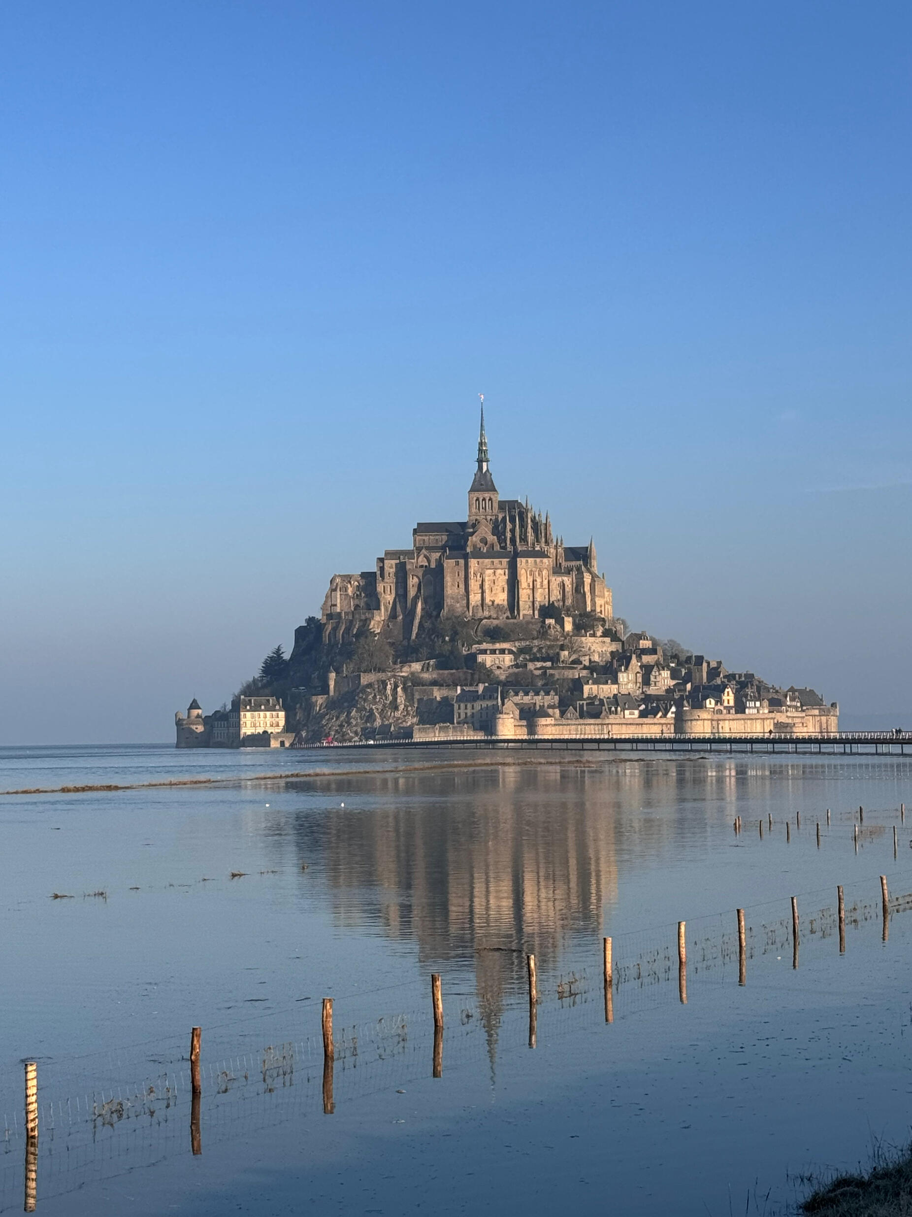 Le Mont Saint-Michel à marée haute Le Mont Saint-Michel entouré par la mer